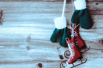 Wintersport, Dekoration mit Schlittschuhen , Holztafel	
