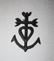 Croix de Camargue en fer (piques de taureaux, coeur, ancre marine) © GEOGRAF74
