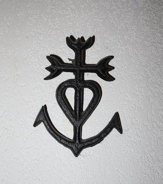 Croix de Camargue en fer (piques de taureaux, coeur, ancre marine)