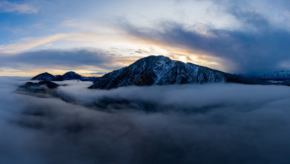 Fototapeta na wymiar Jochberg, Kienstein und Sonnenspitz überm Nebelmeer