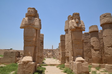 TEMPLE DE KARNAK STATUES DE RAMSES LOUXOR EGYPTE