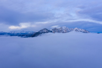 Fototapeta na wymiar Herzogstand überm Nebelmeer im Sonnenaufgang