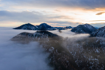 Jochberg, Kienstein und Sonnenspitz überm Nebelmeer