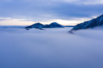 Fototapeta na wymiar Kienstein und Sonnenspitz überm Nebelmeer