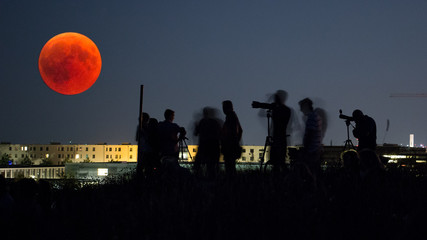 Fotografen lichten den Blutmond ab Messestadt München 