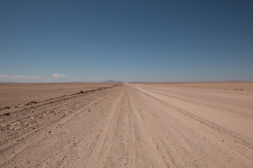 Fototapeta na wymiar Schotterpiste durch die Namib-Naukluft 