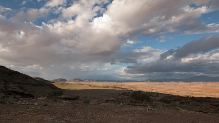 Fototapeta na wymiar Eine Wolkenfront schiebt sich über den Himmel der Wüste Namib 