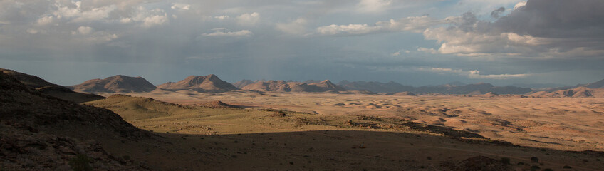 Eine Wolkenfront im Panorama in der Wüste Namib 