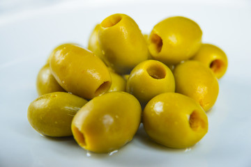 Olive sgusciate su piatto bianco