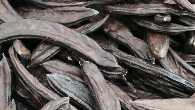 dry carob, large amounts of carob fruit, health-important medical food carob, locust important in terms of health and medical food,