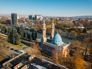 Obraz premium Sunnite Mukhtarov Mosque in Vladikavkaz, aerial view