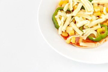 焼く前の手作りミートソースピザ