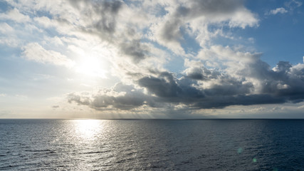 Obraz premium sunset on the sea with beautiful cloud patterns