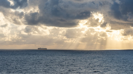 Obraz na płótnie Canvas sunset on the sea with beautiful cloud patterns