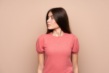 Obraz premium Young woman over isolated background looking side