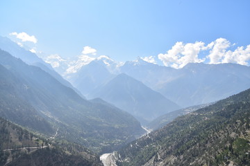 インドのヒマラヤ山岳地帯　キナウル谷のレコンピオ　美しい山と渓谷と青空