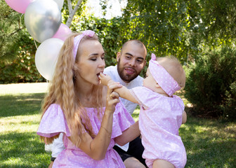 Fototapeta premium first year of life. birthday. happy parents. family photo shoot. cake. a party. holiday concept.