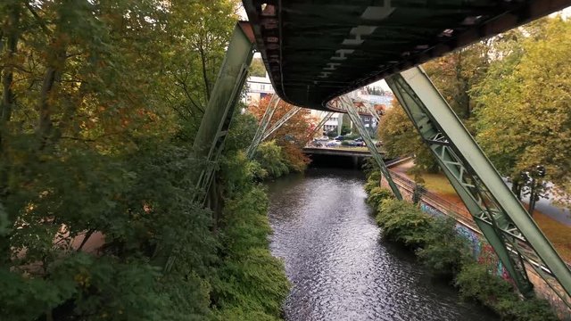 Schwebebahn in Wuppertal f&auml;hrt &uuml;ber die Wupper ( Fluss )