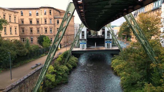 Schwebebahn in Wuppertal f&auml;hrt &uuml;ber die Wupper ( Fluss )
