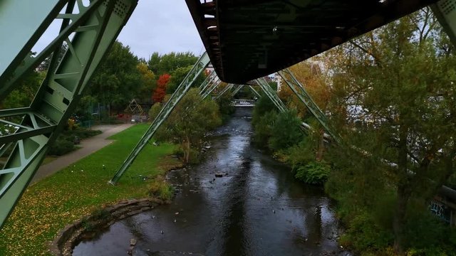 Schwebebahn in Wuppertal f&auml;hrt &uuml;ber die Wupper ( Fluss )