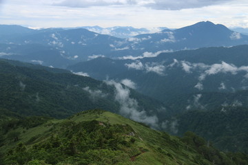 越後　平ヶ岳山頂への道　燧ヶ岳と檜枝岐村遠景