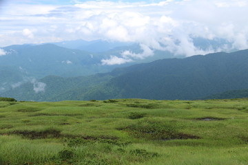 越後　平ヶ岳山頂の景色　　越後の山々