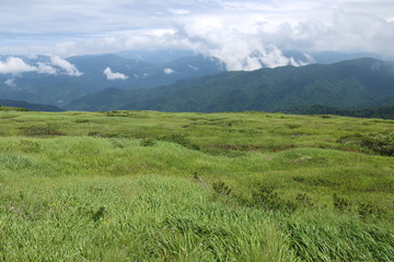 越後　平ヶ岳山頂の景色　　越後の山々