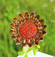 Round topaz color rhinestones flower brooch great design