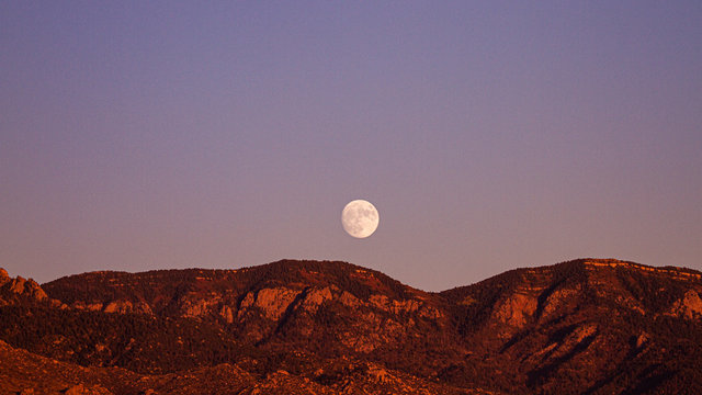 Nascer da Lua atr&aacute;s das montanhas 