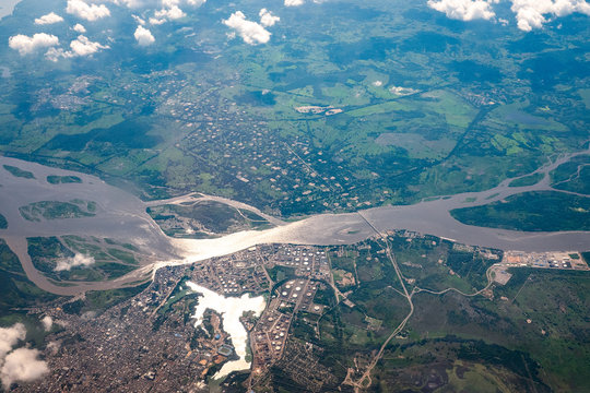 Vista aérea de la ciudad de Barrancabermeja en Santander Colombia, el Rio Magdalena cruza la ciudad