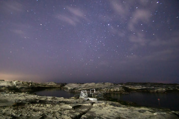 Fototapeta na wymiar The starry sky seen on the coast
