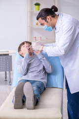 Obraz premium Young boy visiting doctor in hospital