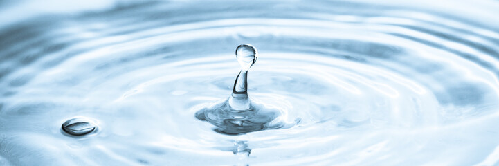 Fototapeta na wymiar Water drop splash