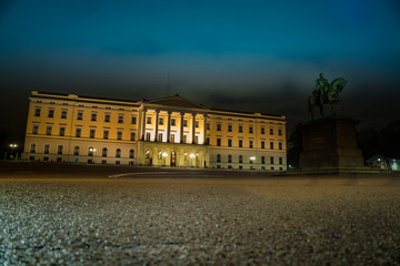 Widok na Pałac Królewski w Oslo stolicy Norwegii