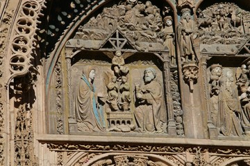 Bajorrelieve del tímpano de la Iglesia de Santa María en Aranda de Duero, España.