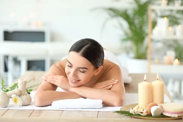 Keuken spatwand met foto Beautiful young woman relaxing in spa salon © Pixel-Shot
