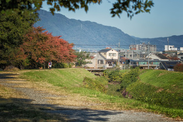 Fototapeta na wymiar 京都、長岡京市の犬川の土手から見える鉄道風景