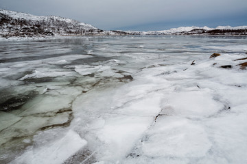 Dünnes Eis im Fjord