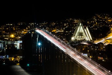 Fototapeta na wymiar Eismeerkathedraleun Tromsöbrücke
