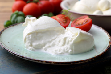 mozzarella prodotto tipico Italiano derivato dal latte con pomodori e basilico