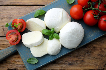 mozzarella prodotto tipico Italiano derivato dal latte con pomodori e basilico - obrazy, fototapety, plakaty
