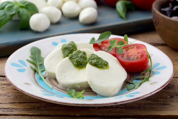 mozzarella prodotto tipico Italiano derivato dal latte con pomodori e basilico