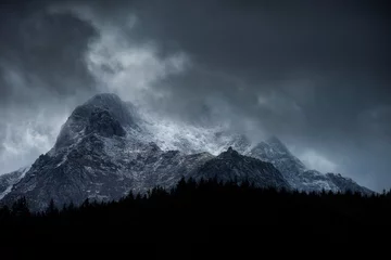 Poster Prachtig humeurig dramatisch winterlandschapsbeeld van de besneeuwde berg Y Garn in Snowdonia © veneratio