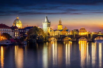Fototapeta na wymiar Die gothische Architektur der beleuchteten Altstadt von Prag mit der Karlsbrücke an der Moldau am Abend, Tschechiche Republik