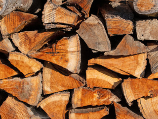 Brennholz, gespalten und getrocknet