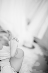 Schwarz/weiß Fotografie eines neugeborenen Babies