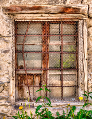 Fototapeta na wymiar Vieille fenêtre dans le village de Névache, France