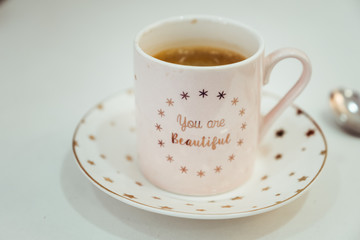 Tasse de café en porcelaine rose avec message you are beautiful