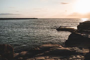 Obraz premium Rocky seascape of Clarence Head at sunrise. Yamba, New South Wales.