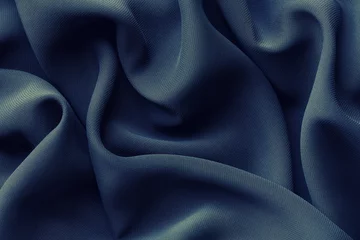Foto op Plexiglas donkerblauwe stof met grote plooien, abstracte achtergrond © aninna